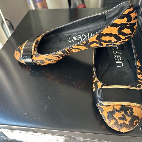 Calvin Klein ballets flats, animal print.Size 10.very attractive design elegant. - Picture 5 of 8